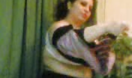 Gadis dengan forno geratis rambut ungu bermain di webcam