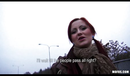 Rambut pirang Euro hottie mengambil dua bokeb barat gratis ayam