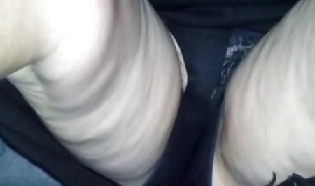 Cewek seksi klub ngento gratis sepong titit besar di depan umum