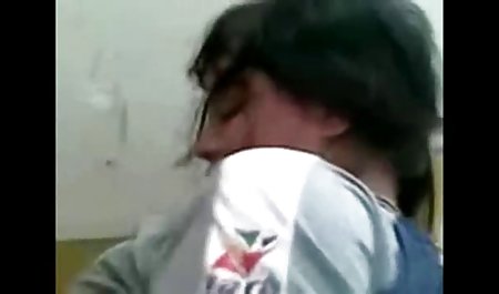 Berikan pink Nancy menggosok krim bokep on line gratis dingin di tubuhnya bantal produk