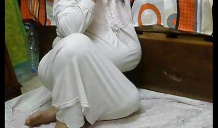 Menakjubkan kurus dengan kulit bokeb geratis berwarna Dildo di kedua lubang pada kamera