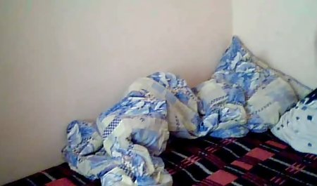 Sandy adalah dengan bangga menampilkan pisang boneka bokap gratis di vaginanya.